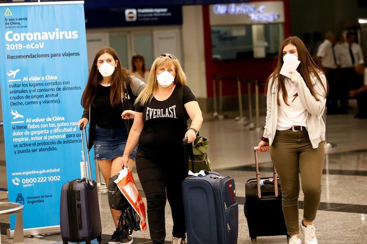 Los argentinos repatriados deben firmar una declaración jurada en Migraciones para comprometerse a realizar la cuarentena