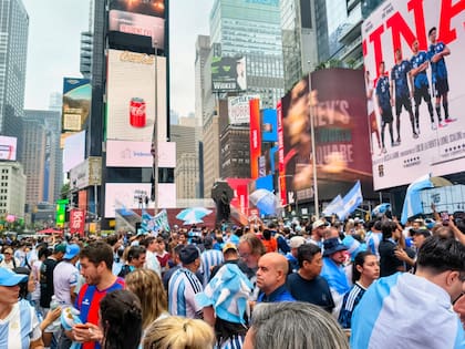 Los argentinos se reúnen en Times Square para el último banderazo antes de que Argentina se enfrente a España