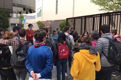 Los argentinos varados en Japón se manifestaron frente a la embajada argentina en Tokio