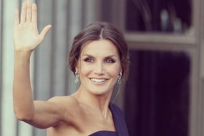 Los aros largos completan sus looks formales.