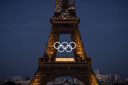 Los aros olímpicos vistos sobre la Torre Eiffel y que fueron montados ese día a 50 días del inicio de los Juegos Olímpicos el viernes 7 de junio del 2024. (AP Foto/Aurelien Morissard)