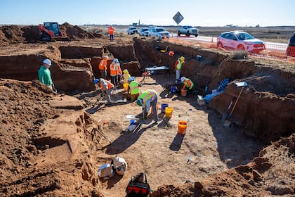 Los arqueólogos ahora buscan determinar si hay que buscar artefactos humanos, como piedra tallada o puntas de lanza (txdot.gov)