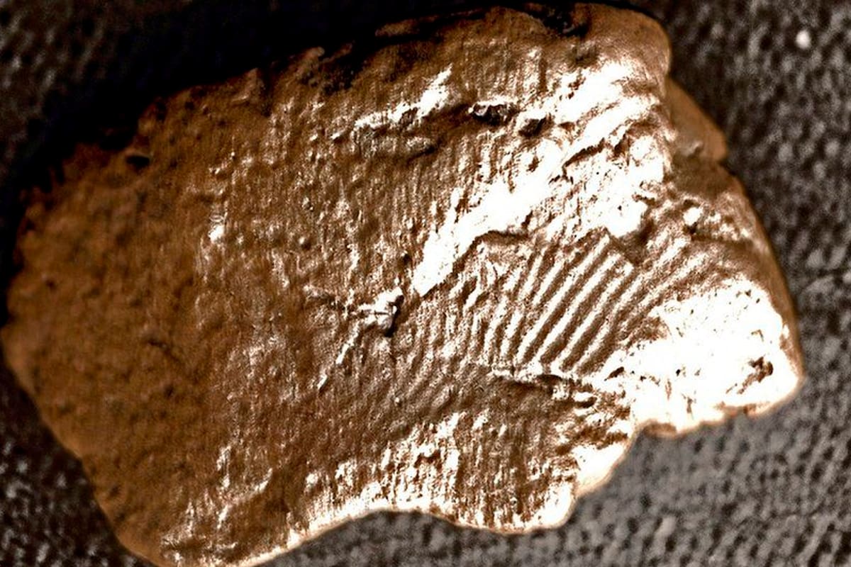 Los arqueólogos creen que las marcas dejadas en una vasija de arcilla del período neolítico pertenecen a un joven y a un adulto