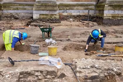 Los arqueólogos estuvieron trabajando desde principios de 2020, pero con un corte de tres meses por la pandemia. Junto con los cuerpos, se encontraron objetos que datan del siglo XIII