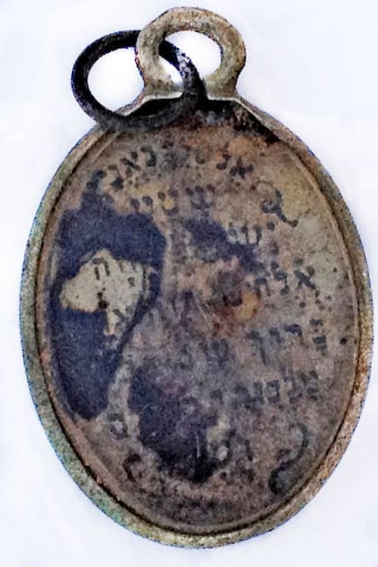 Los arqueólogos informaron que los tres colgantes provienen de Ucrania, Polonia y Checoslovaquia, aunque todavía tienen dudas sobre el origen de los mismos