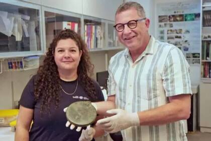 Los arqueólogos Liat Oz y Guy Stibel, felices con el espejo plegable que hallaron en el sur de Jerusalen