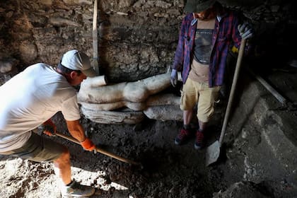 Los arqueólogos observan una estatua de mármol descubierta en la antigua ciudad de Heraclea Sinitica
