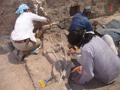 Los arqueólogos realizando las investigaciones en la zona (Foto: Cortesía | Cristina García Moreno para El Sol de México)