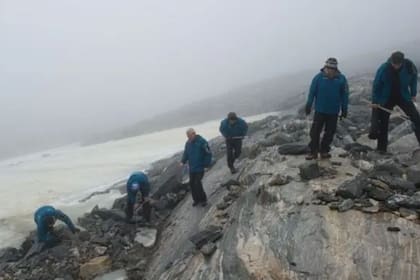 Los arqueólogos solo tienen un corto tiempo para encontrar y preservar los artefactos que emergen del hielo