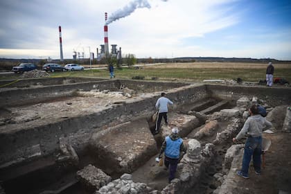 Los arqueólogos trabajan al lado de una mina de carbón y una planta de energía, en Stari Kostolac, en el centro de Serbia, en las afueras de lo que alguna vez fue un importante asentamiento romano y una guarnición militar conocida como Viminacium