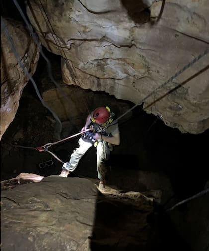 Los arqueólogos tuvieron que descender 25 metros en la cueva para estudiar los restos