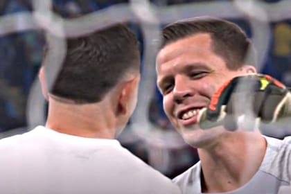Los arqueros se abrazan antes del partido entre Argentina y Polonia, en Qatar