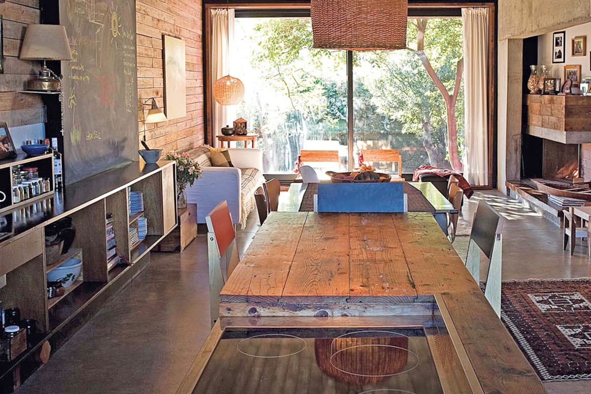Los arquitectos al frente de AB Estudio levantaron su casa en un lote verde del Bajo de Beccar. Con una mirada responsable, asumieron criterios de eficiencia en su diseño, construcción y uso cotidiano.