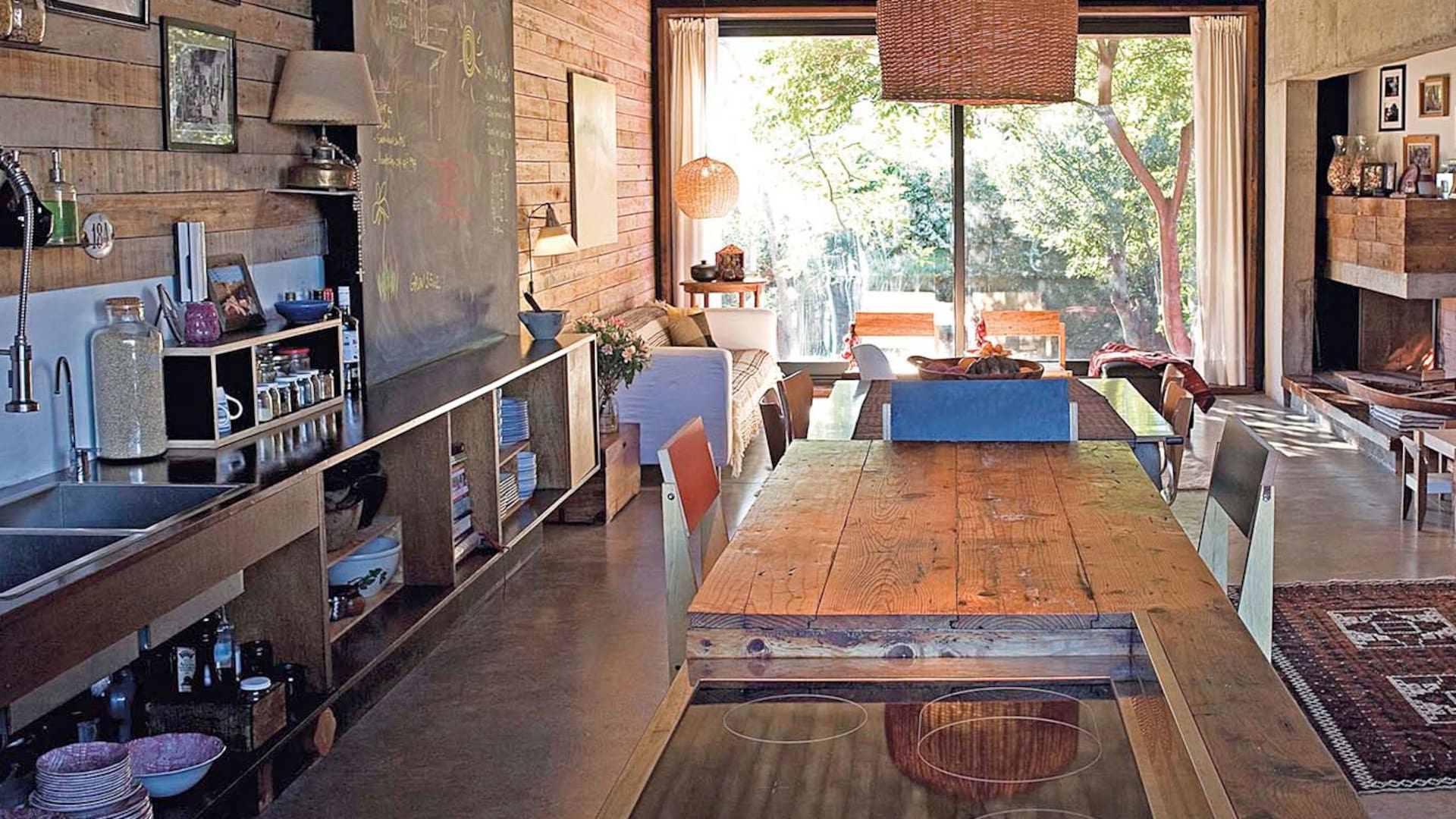 Los arquitectos al frente de AB Estudio levantaron su casa en un lote verde del Bajo de Beccar. Con una mirada responsable, asumieron criterios de eficiencia en su diseño, construcción y uso cotidiano.