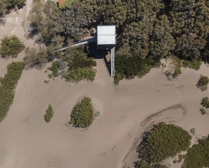 Los arquitectos explican que el avance de la urbanización y la plantación del bosque han cambiado, en los últimos 50 años, la fisonomía del balneario. Hoy, aquí la playa se angosta y, al no poder avanzar mucho hacia "adentro", el médano crece en altura.