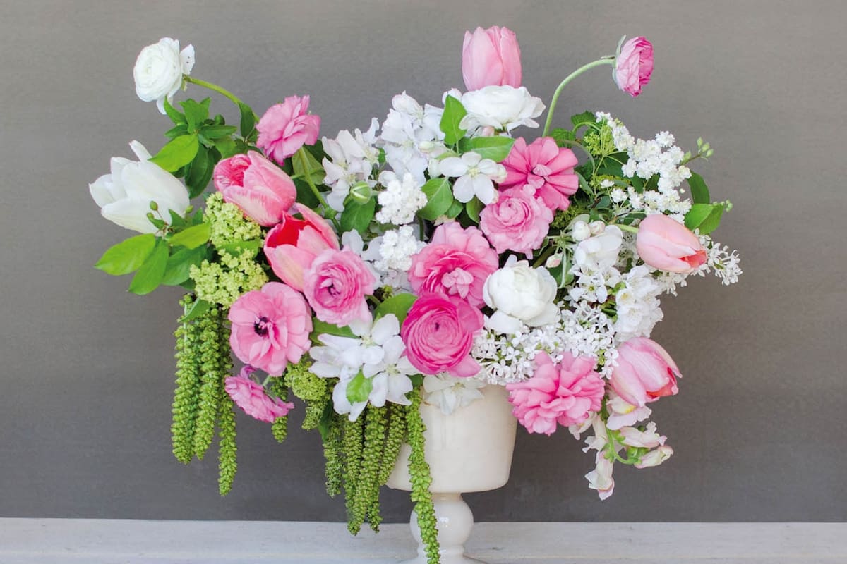 Los arreglos florales incluyen distintos elementos, como ramas, hojas, ramilletes, entre otros elementos