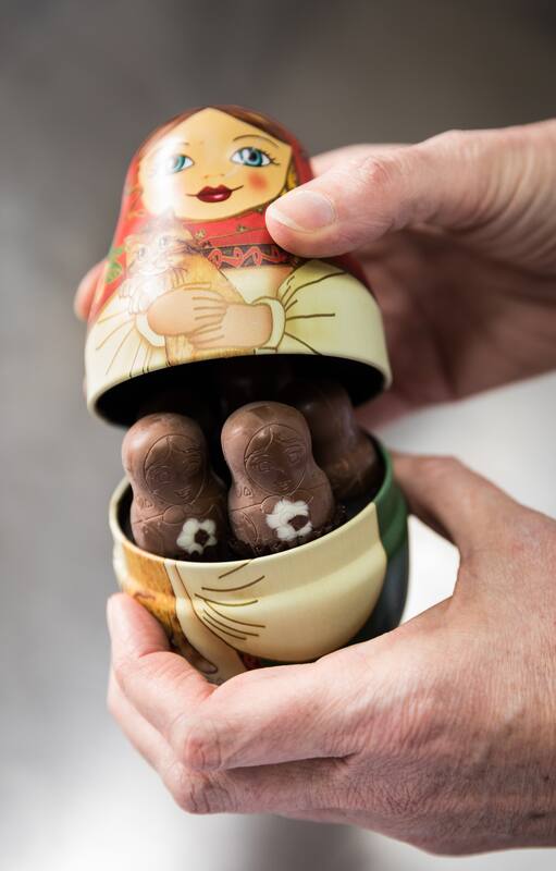 Los artesanos de Mamuschka elaboran a mano las famosas muñequitas que se usan como cajas para los chocolates del mismo formato.