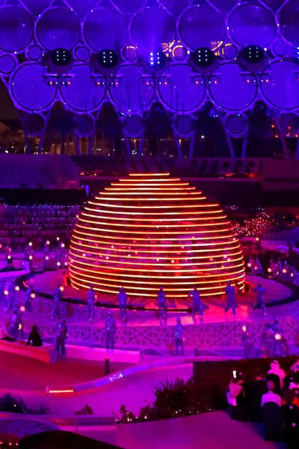 Los artistas actúan durante la ceremonia de apertura de la Dubai Expo 2020