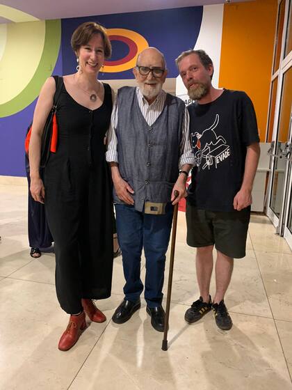 Los artistas Cecilia Ivanchevich, Luis Felipe Noé y Hernán Soriano, ganador del premio Azcuy 2022.