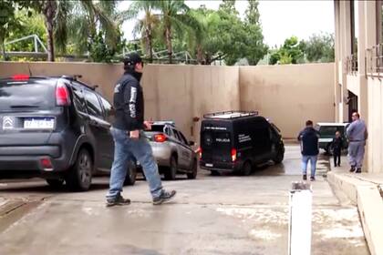 Los artistas chilenos llegaron al tribunal controlados por un gran operativo de vigilancia