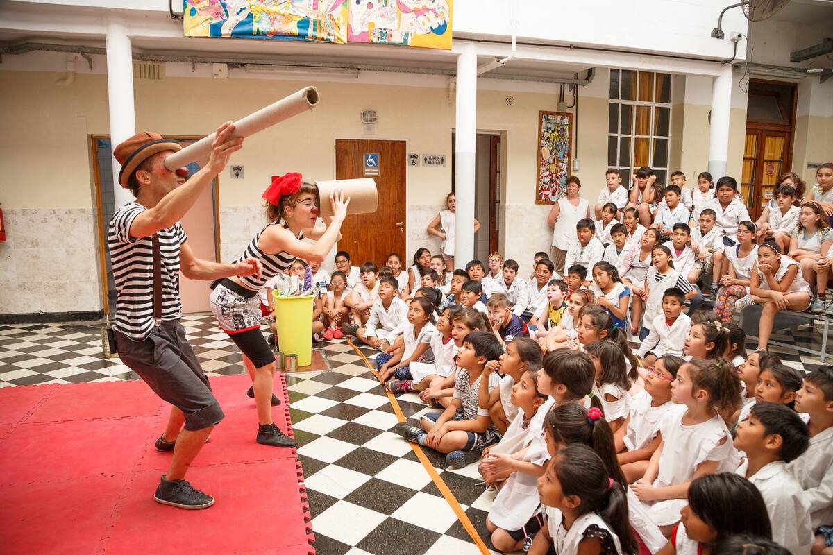 Los artistas de Circo Reciclado buscan difundir educación ambiental y nociones de reciclaje en chicos, a través de espectáculos en escuelas de diferentes ciudades de la Argentina