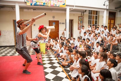 Los artistas de Circo Reciclado buscan difundir educación ambiental y nociones de reciclaje en chicos, a través de espectáculos en escuelas de diferentes ciudades de la Argentina