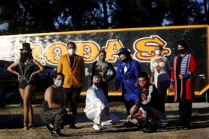 Los artistas del Circo Rodas, con barbijos, y a punto de trasladarse a Paraná para retomar las funciones