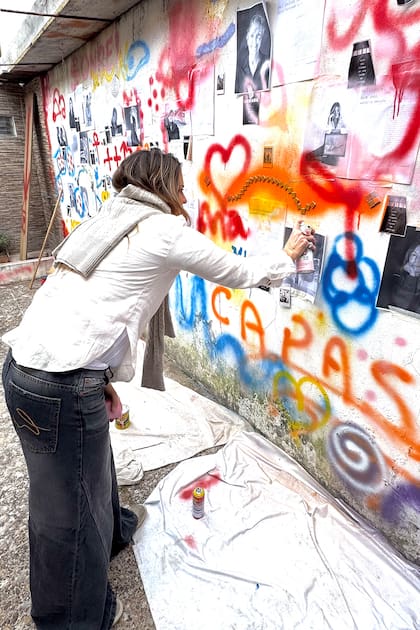 Los artistas en acción dejando sus creaciones en las paredes con aerosoles
