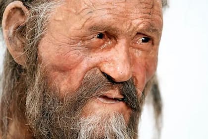 Los artistas holandeses Alfons y Adrie Kennis crearon un doble de Ötzi