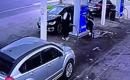 Los asaltantes lo interceptaron en la gasolinera, cuando salió de la tienda