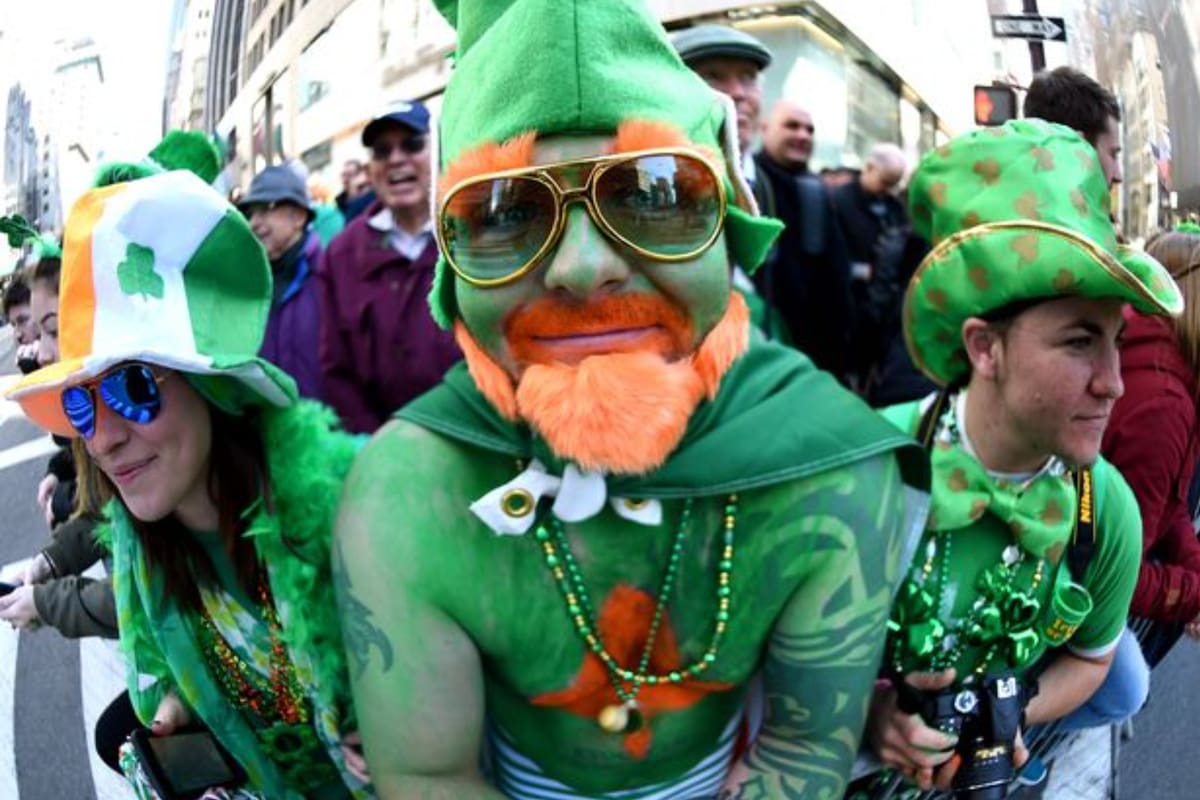 Los asistentes al desfile posan en la Quinta Avenida durante el Desfile del Día de San Patricio en Nueva York, el 17 de marzo de 2016 (Crédito: AFP)