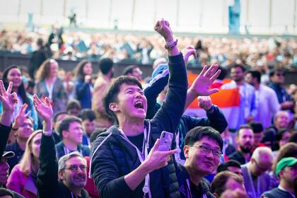 Los asistentes al Google I/O 2019 ovacionan los anuncios de la compañía