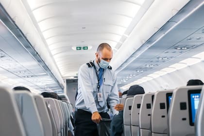 Los asistentes de vuelo compartieron tips para reducir el tiempo de espera previo a un despegue y tiene que ver con el acomodo del equipaje