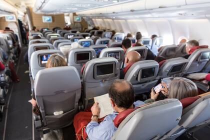 Los asistentes de vuelo no pueden permitir que los viajantes utilicen el altavoz para reproducir música o videos