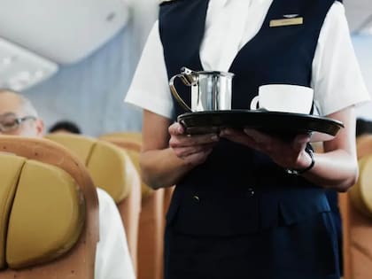 Los asistentes de vuelo son entrenados para enfrentar situaciones complejas, como la muerte de un pasajero