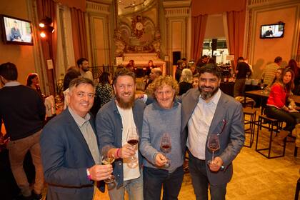 Los asistentes pudieron charlar con destacados enólogos (abajo izq.): José Morales (Huentala Wines), Juan Pablo Michelini (Altar Uco), Alejandro Sejanovich (Mil Suelos) y Karim Mussi (Karim Mussi Wines)