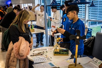 Los asistentes recorrieron la Muestra Abierta de proyectos estudiantiles.