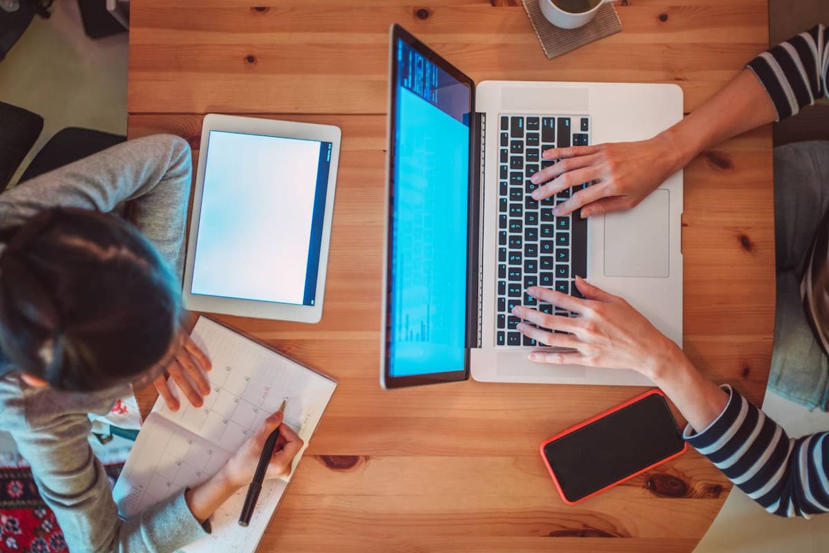 Los aspectos beneficiosos para quienes trabajan solo unos días al mes desde casa se vuelven en contra de aquellos empleados que lo hacen todos los días