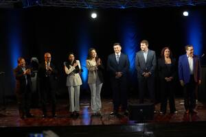 Los aspirantes a la presidencia de la oposición se paran en el escenario antes del inicio de un debate en la Universidad Católica Andrés Bello en Caracas, Venezuela, el miércoles 12 de julio de 2023. La oposición realizará primarias el 22 de octubre para elegir un candidato para enfrentar al presidente Nicolás Maduro en las elecciones de 2024. (AP Foto/Ariana Cubillos)