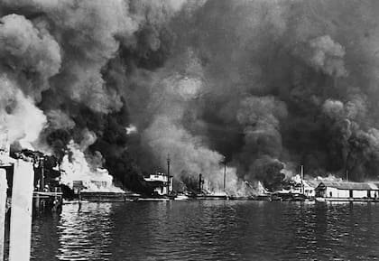 Los astilleros de la Armada de EE.UU. en Cavite, Filipinas, arden tras un ataque japonés el 12 de diciembre de 1941