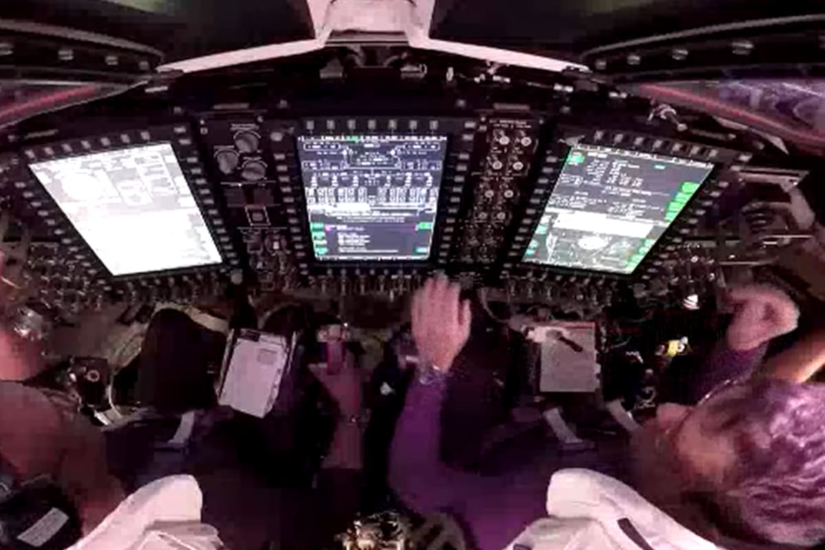 Los astronautas a bordo de la nave Orión en el momento en que desplegaron el microsatélite Atenea