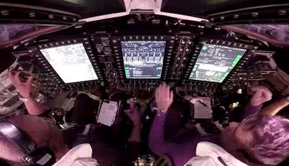 Los astronautas a bordo de la nave Orión en el momento en que desplegaron el microsatélite argentino Atenea