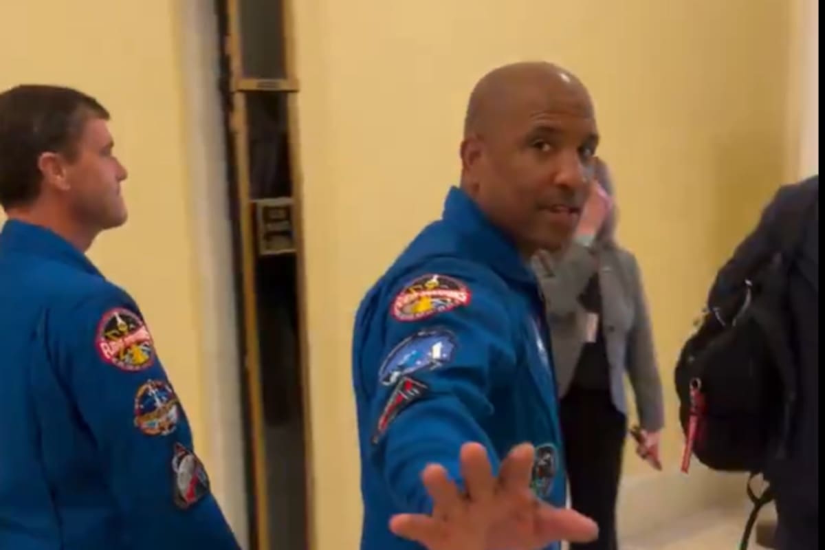 Los astronautas al momento de ser increpados