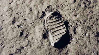 Los astronautas de la misión Apolo 11 le obsequiaron a Bacon una copia de la fotografía como la que se muestra aquí