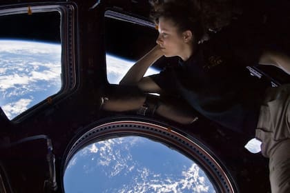 Los astronautas deben vivir por un período prolongado de tiempo en ingravidez y por eso se requiere de un riguroso entrenamiento físico y mental