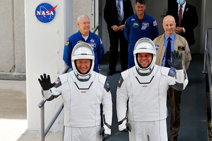NASA - SpaceX: los astronautas Douglas Hurley y Robert Behnke en el centro espacial Kennedy, en Cabo Cañaveral, Florida