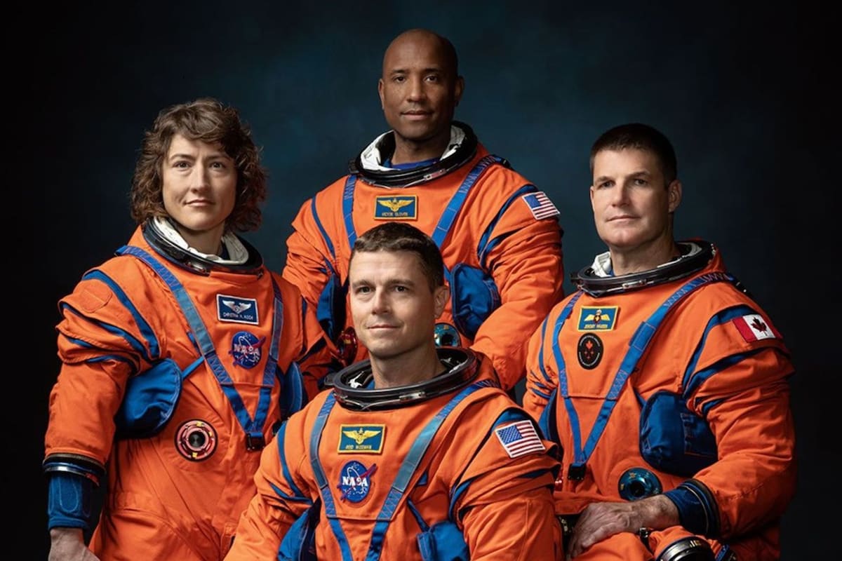 Los astronautas estadounidenses Christina Koch, Victor Glover (arriba), Reid Wiseman (abajo) y el astronauta canadiense Jeremy Hansen