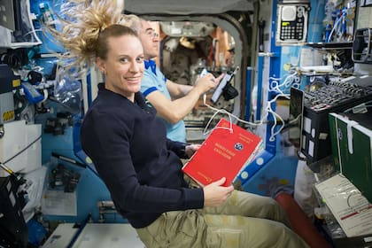 Los astronautas Kate Rubins y Anatoly Ivanishin en 2016, a su paso por la Estación Espacial Internacional