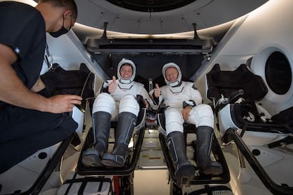 Los astronautas Robert Behnken y Douglas Hurley luego del amerizaje