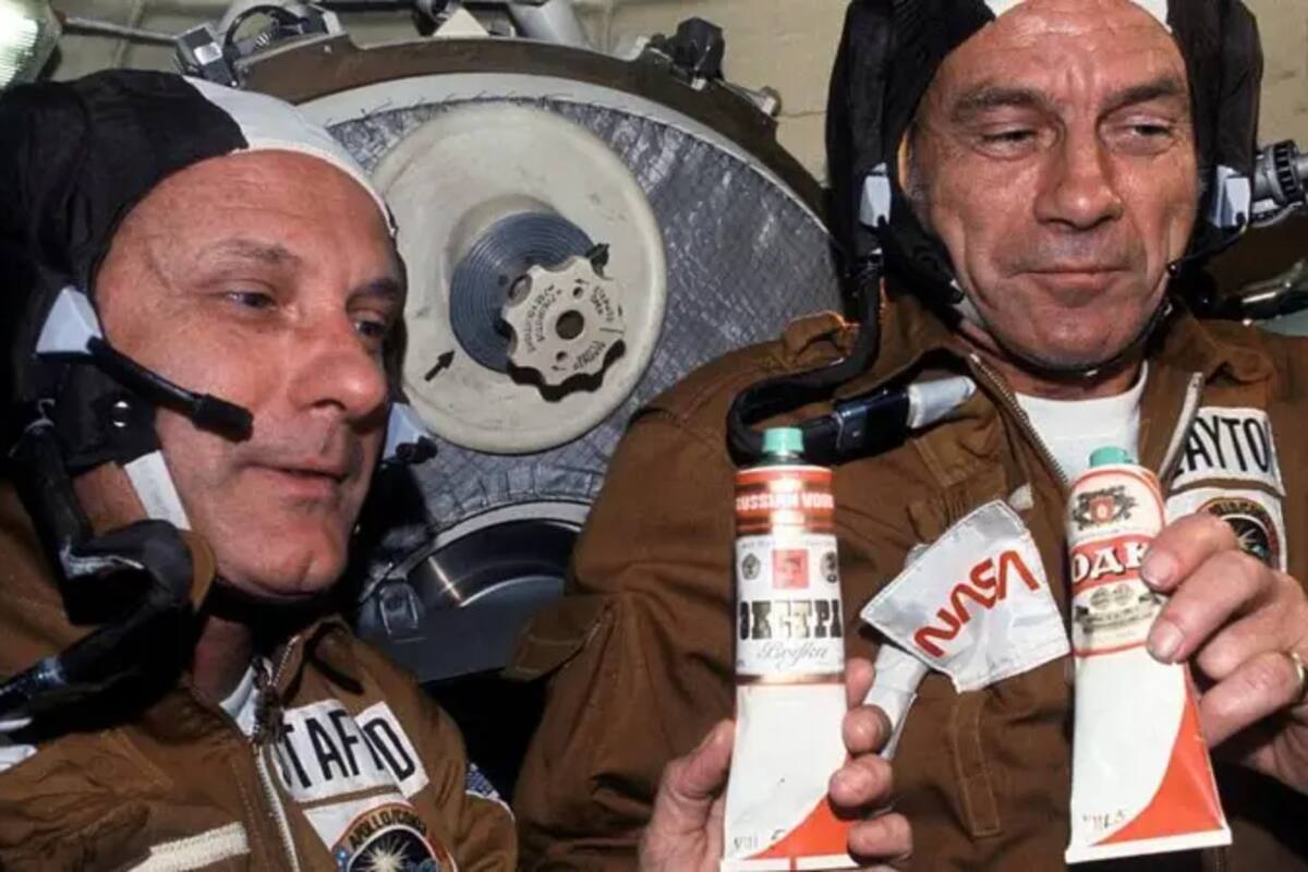 Los astronautas Thomas P. Stafford (izquierda) y Donald K. Slayton sostienen recipientes con comida espacial soviética durante la misión. Los recipientes contienen borsch (sopa de remolacha) sobre la que se pegaron etiquetas de vodka. Esta fue la forma en que las tripulaciones brindaron